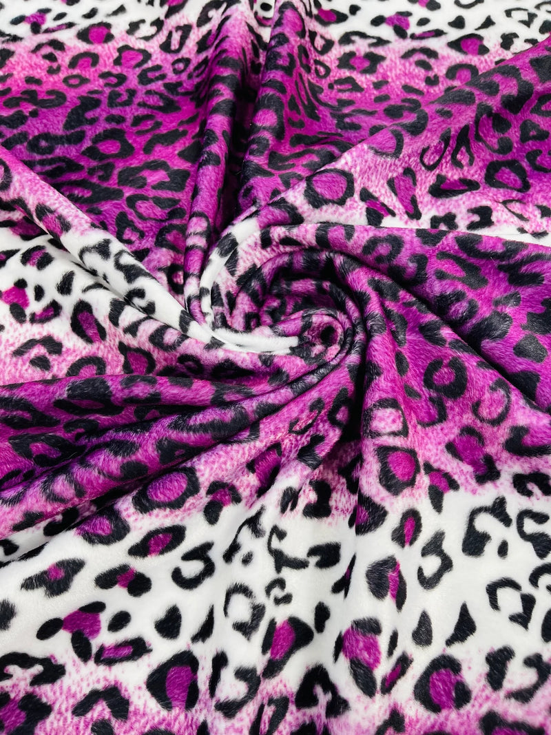 Wall Mural Pink / purple leopard animal print fur pattern - fabric